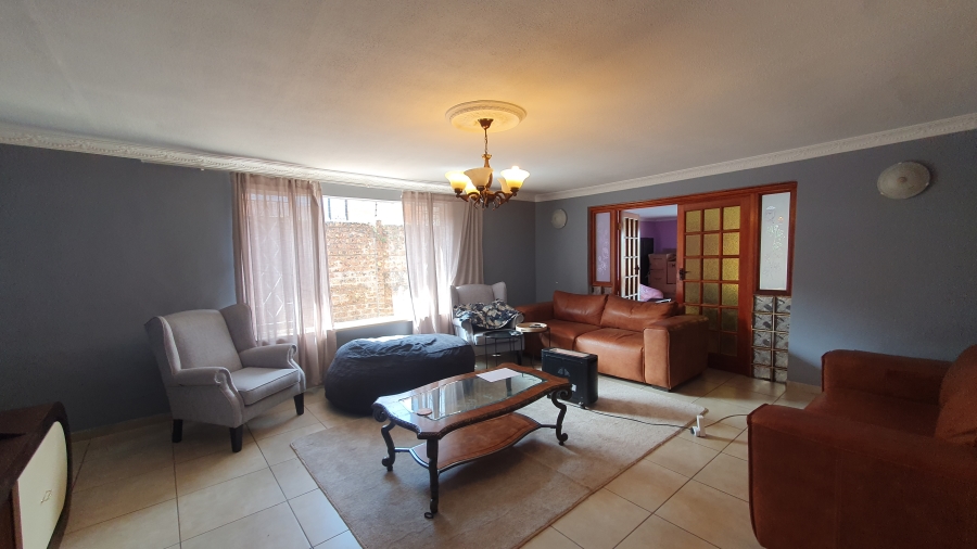 5 Bedroom Property for Sale in Linmeyer Gauteng