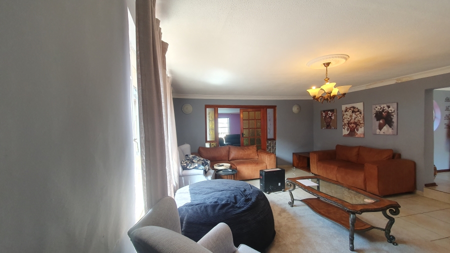 5 Bedroom Property for Sale in Linmeyer Gauteng