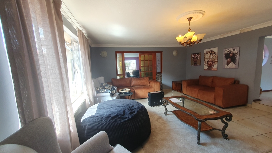 5 Bedroom Property for Sale in Linmeyer Gauteng