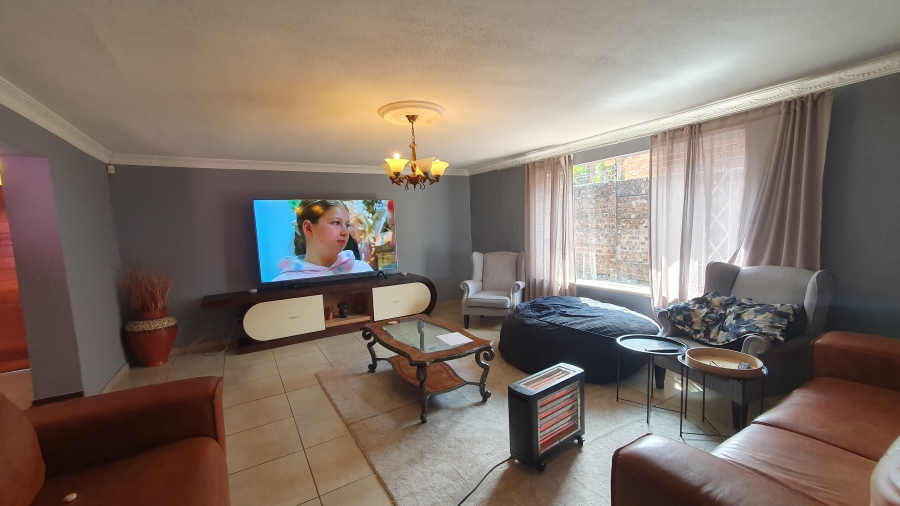 5 Bedroom Property for Sale in Linmeyer Gauteng