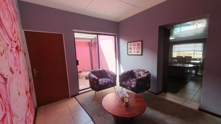 5 Bedroom Property for Sale in Linmeyer Gauteng