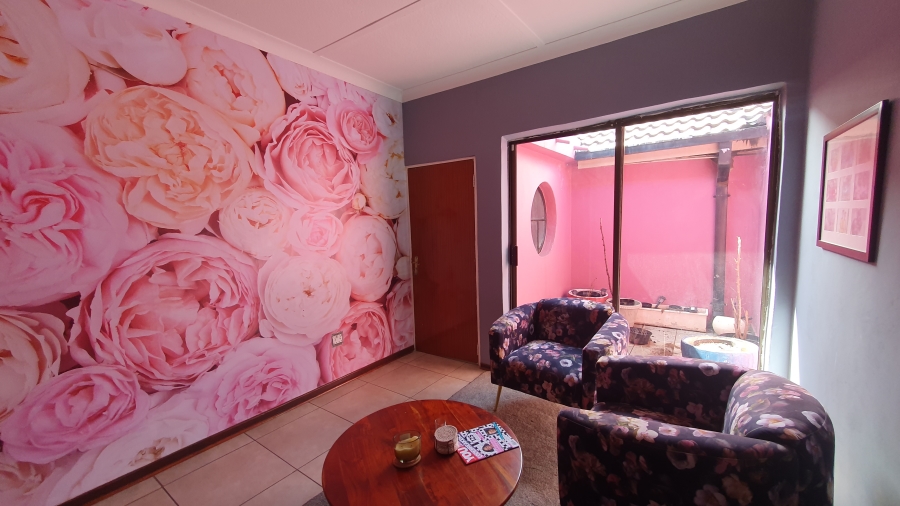 5 Bedroom Property for Sale in Linmeyer Gauteng
