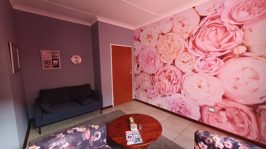5 Bedroom Property for Sale in Linmeyer Gauteng