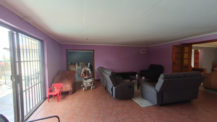 5 Bedroom Property for Sale in Linmeyer Gauteng