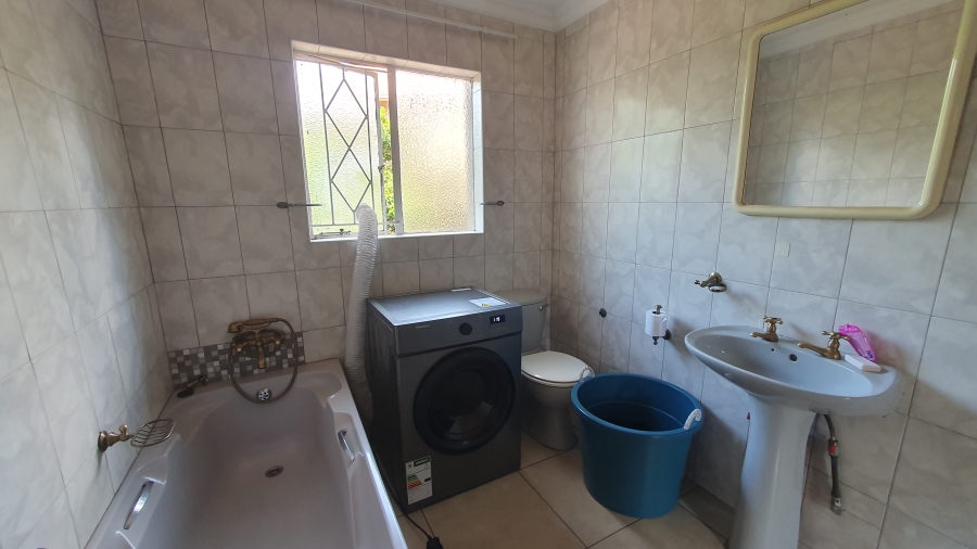 5 Bedroom Property for Sale in Linmeyer Gauteng
