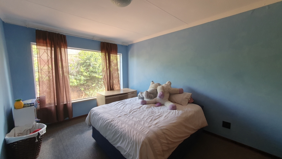 5 Bedroom Property for Sale in Linmeyer Gauteng