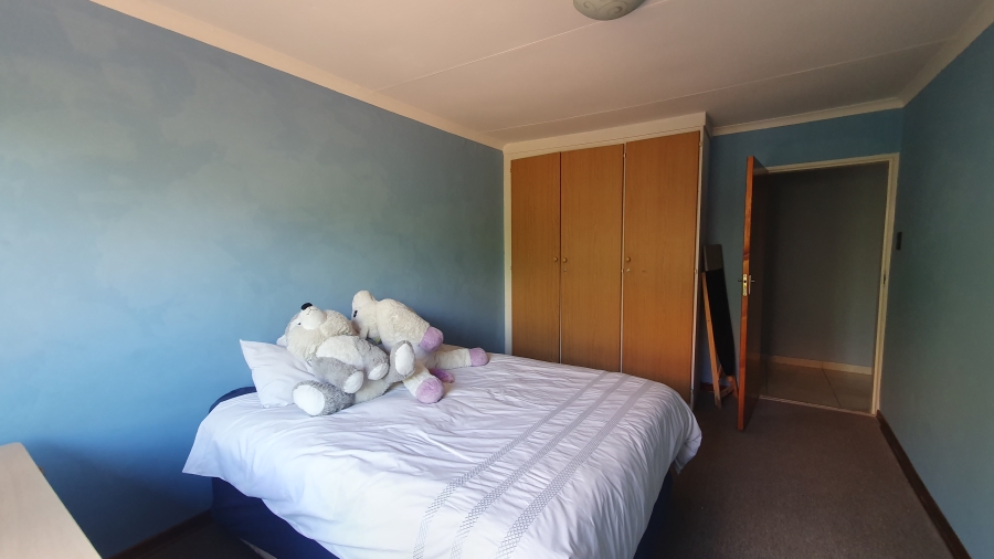 5 Bedroom Property for Sale in Linmeyer Gauteng