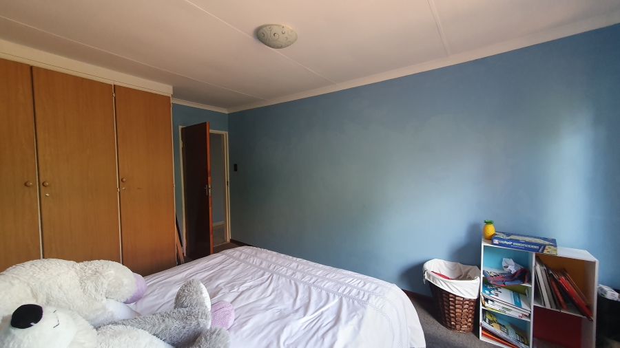 5 Bedroom Property for Sale in Linmeyer Gauteng