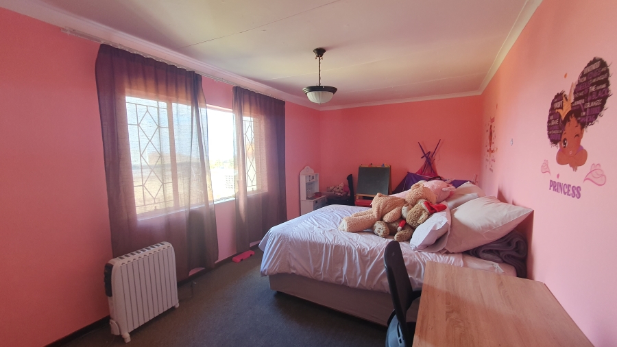 5 Bedroom Property for Sale in Linmeyer Gauteng