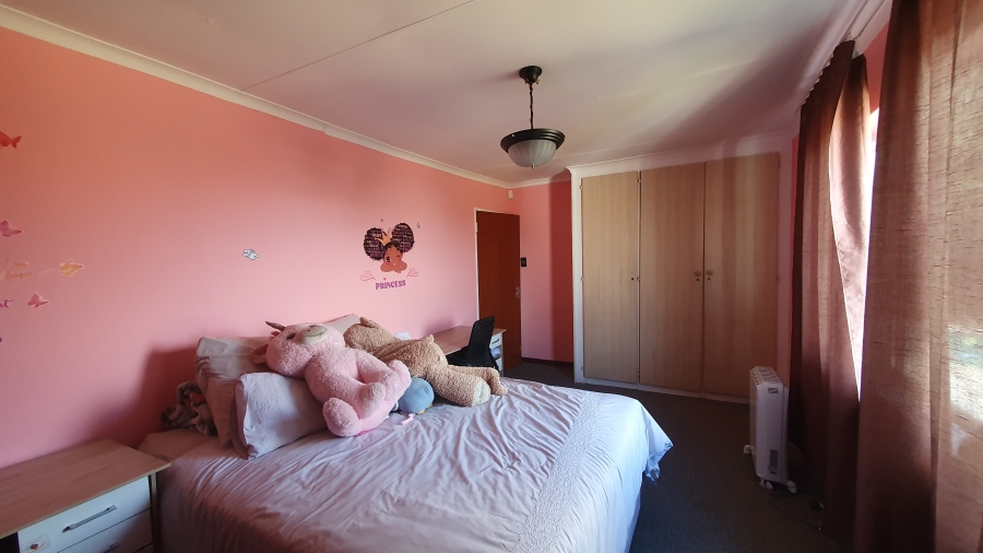 5 Bedroom Property for Sale in Linmeyer Gauteng