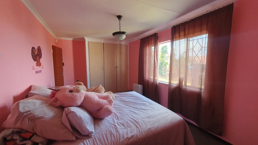 5 Bedroom Property for Sale in Linmeyer Gauteng