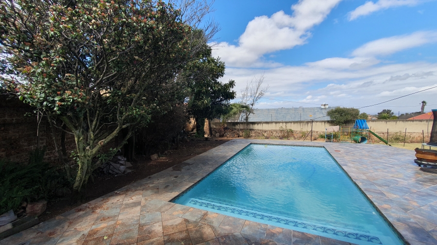 5 Bedroom Property for Sale in Linmeyer Gauteng