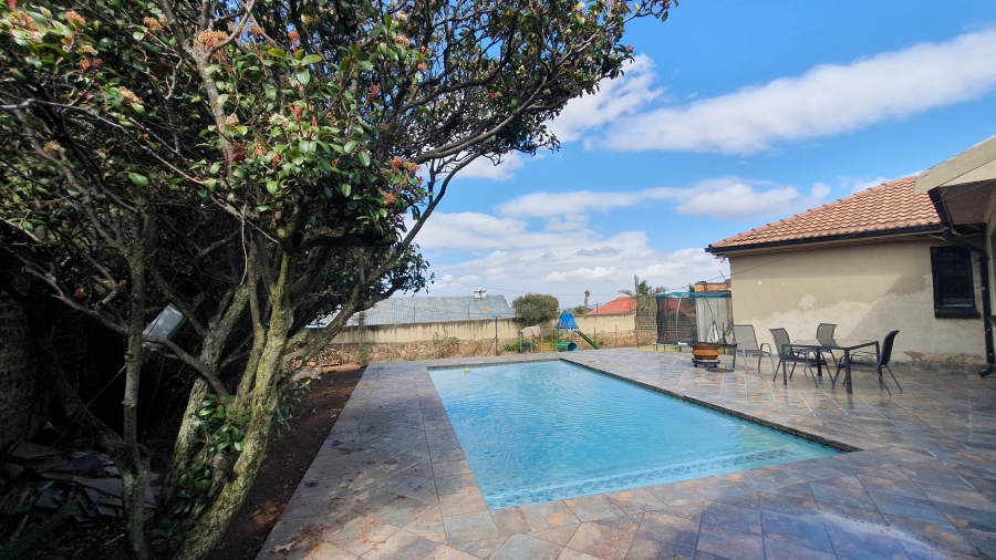 5 Bedroom Property for Sale in Linmeyer Gauteng