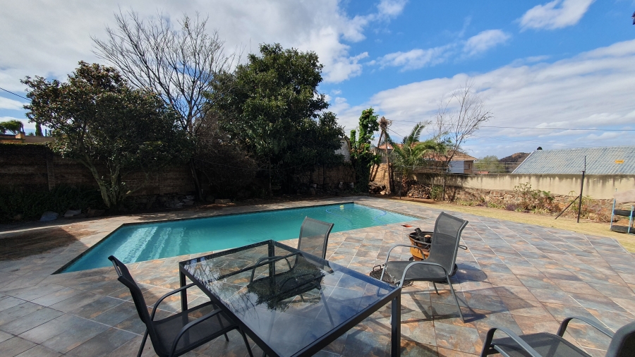 5 Bedroom Property for Sale in Linmeyer Gauteng