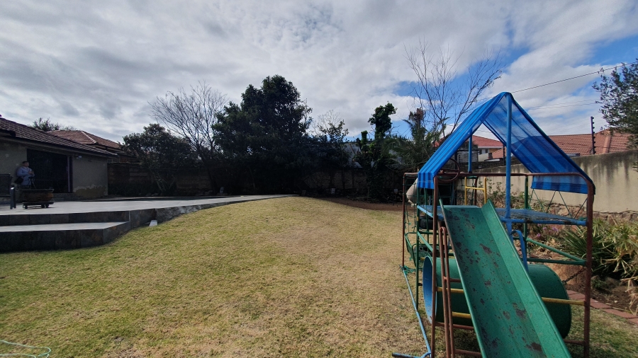 5 Bedroom Property for Sale in Linmeyer Gauteng