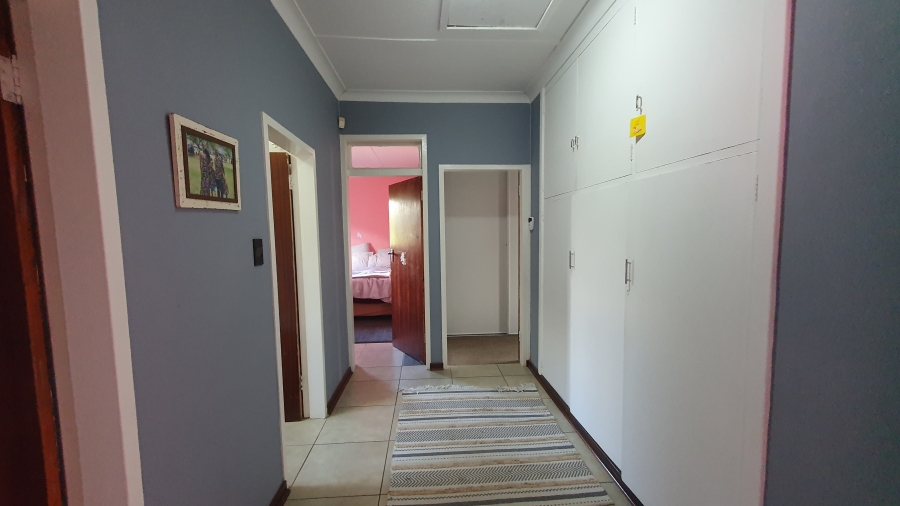 5 Bedroom Property for Sale in Linmeyer Gauteng