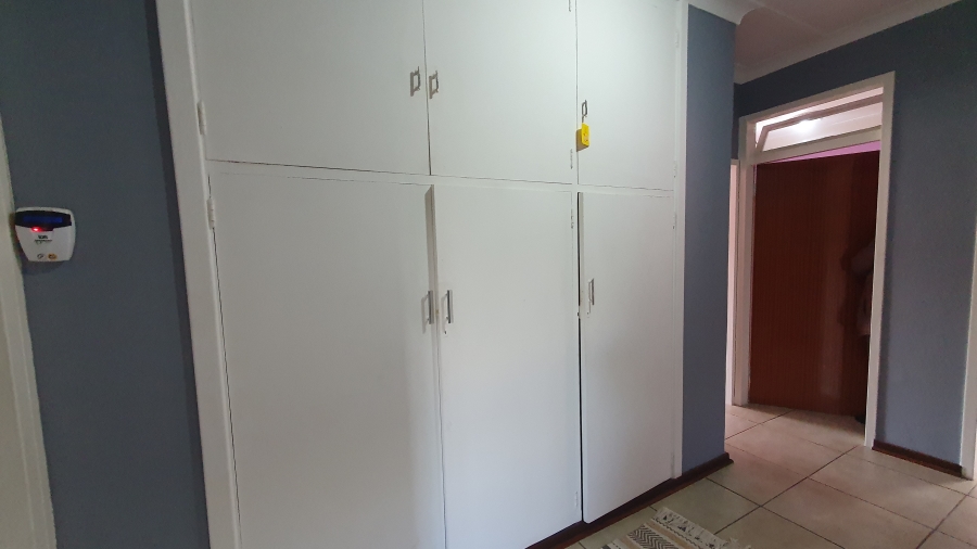 5 Bedroom Property for Sale in Linmeyer Gauteng
