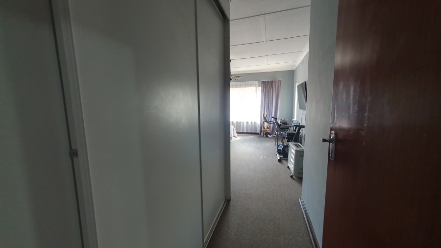 5 Bedroom Property for Sale in Linmeyer Gauteng