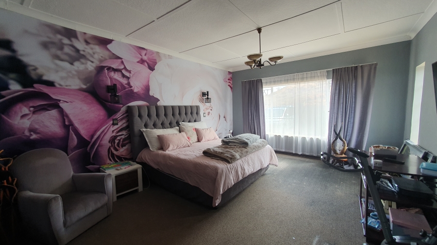 5 Bedroom Property for Sale in Linmeyer Gauteng