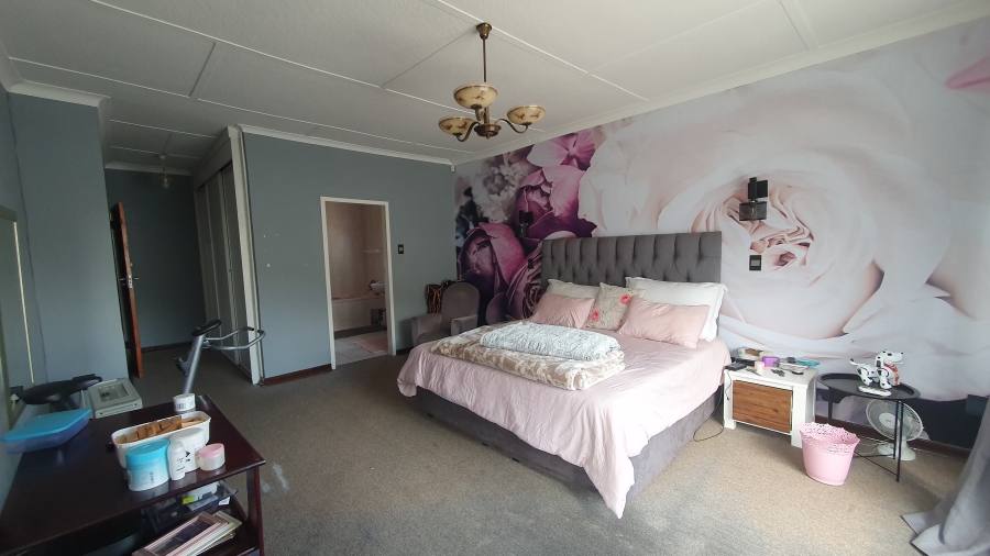 5 Bedroom Property for Sale in Linmeyer Gauteng
