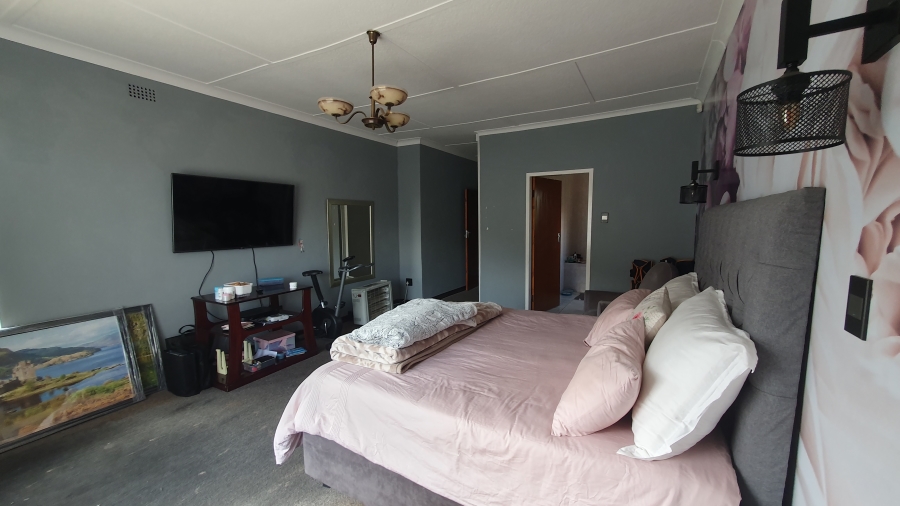 5 Bedroom Property for Sale in Linmeyer Gauteng