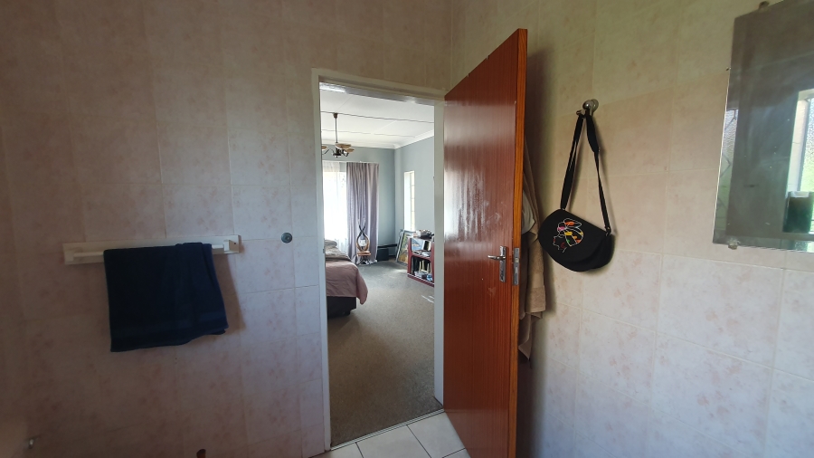 5 Bedroom Property for Sale in Linmeyer Gauteng