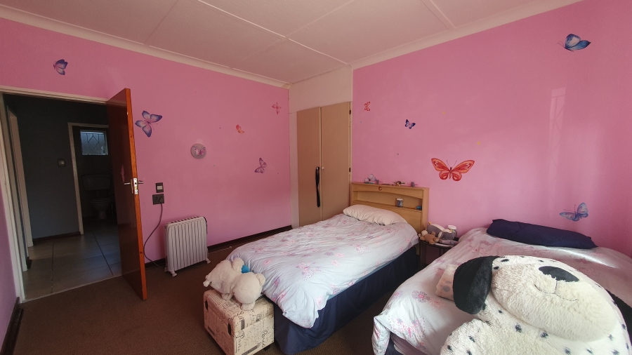5 Bedroom Property for Sale in Linmeyer Gauteng