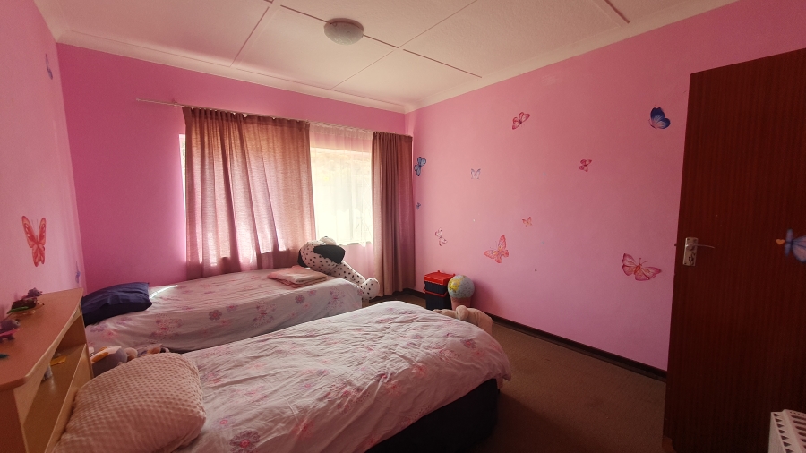 5 Bedroom Property for Sale in Linmeyer Gauteng
