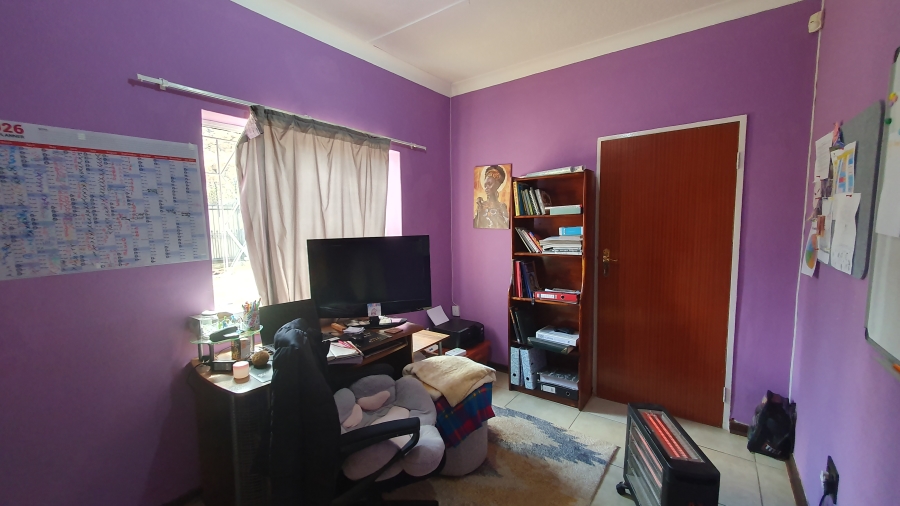 5 Bedroom Property for Sale in Linmeyer Gauteng