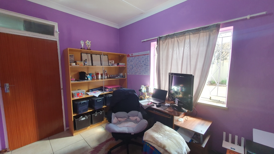 5 Bedroom Property for Sale in Linmeyer Gauteng