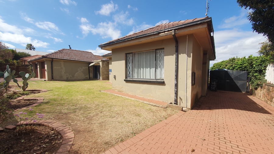 5 Bedroom Property for Sale in Linmeyer Gauteng