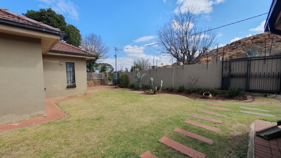 5 Bedroom Property for Sale in Linmeyer Gauteng