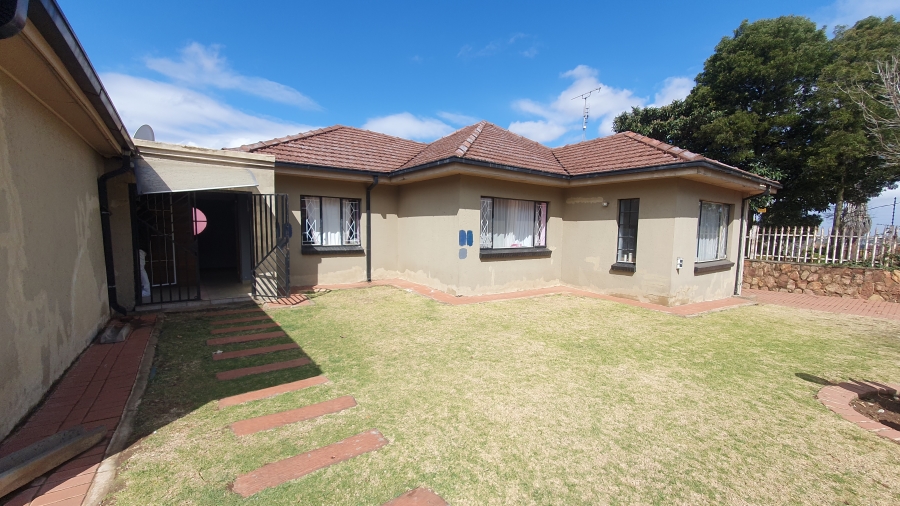 5 Bedroom Property for Sale in Linmeyer Gauteng