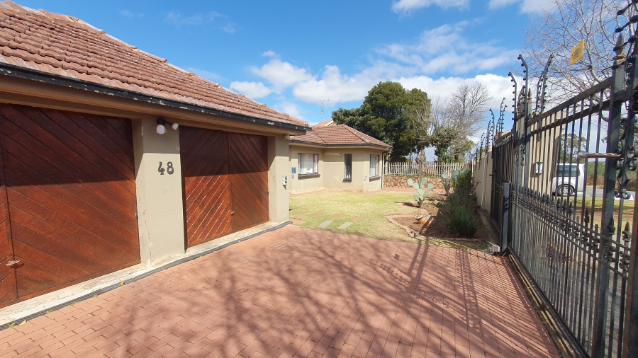 5 Bedroom Property for Sale in Linmeyer Gauteng