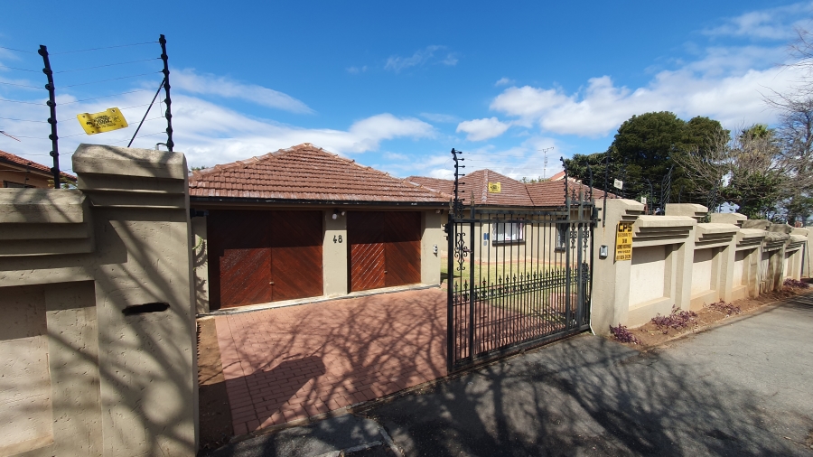5 Bedroom Property for Sale in Linmeyer Gauteng