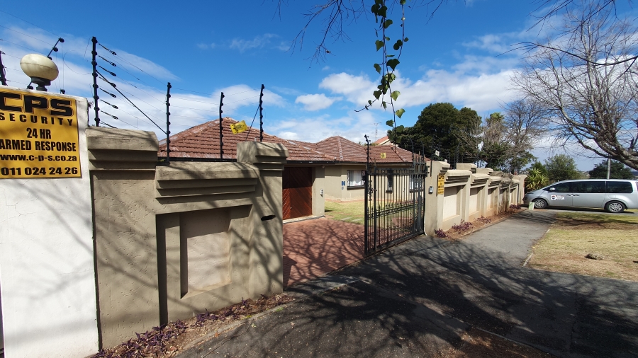5 Bedroom Property for Sale in Linmeyer Gauteng