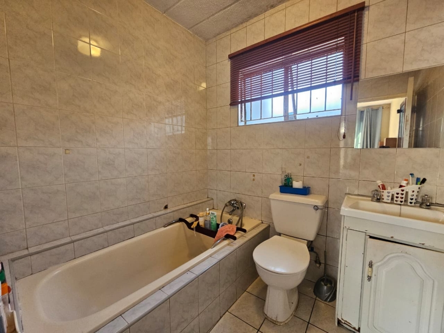 3 Bedroom Property for Sale in Linmeyer Gauteng