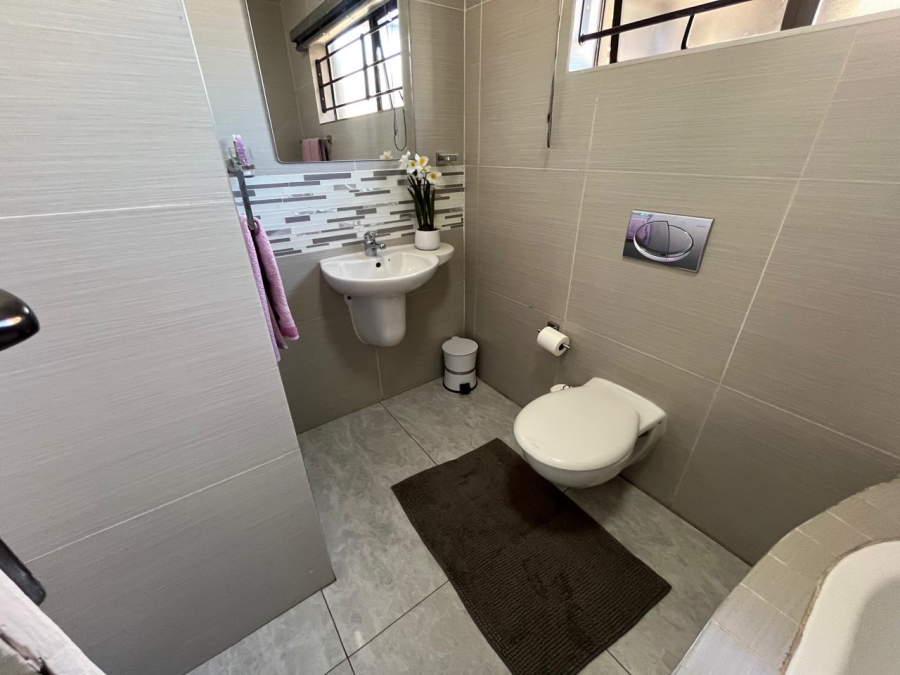 4 Bedroom Property for Sale in Brackenhurst Gauteng