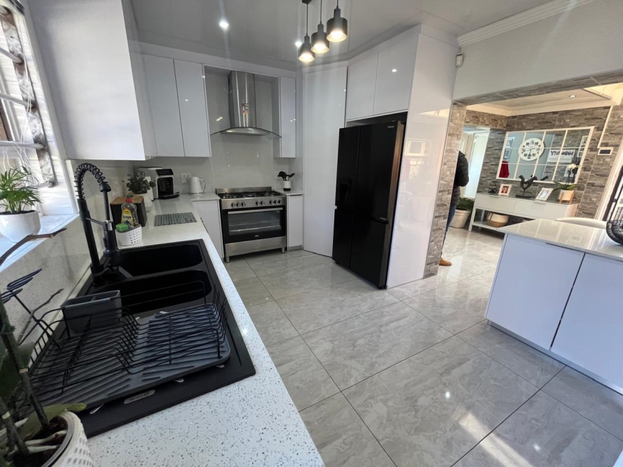 4 Bedroom Property for Sale in Brackenhurst Gauteng