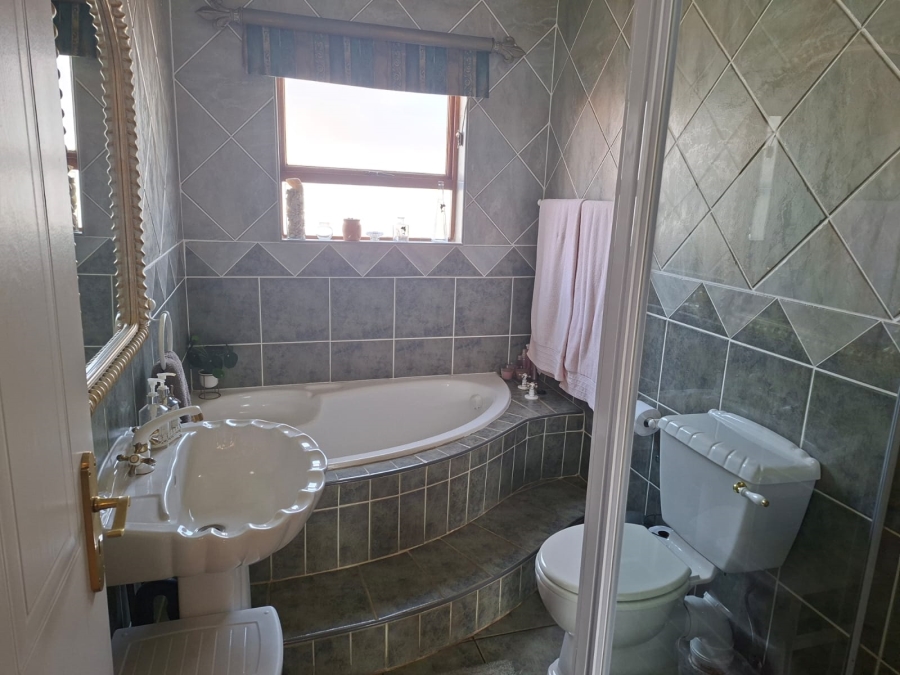 3 Bedroom Property for Sale in Glen Marais Gauteng