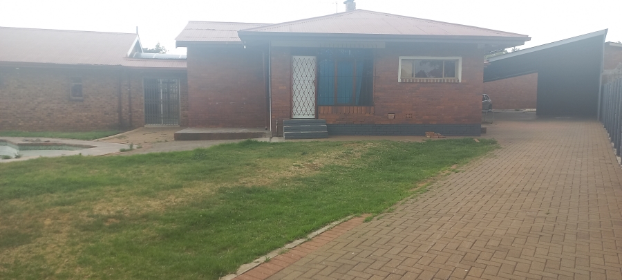 To Let 3 Bedroom Property for Rent in Selection Park Gauteng