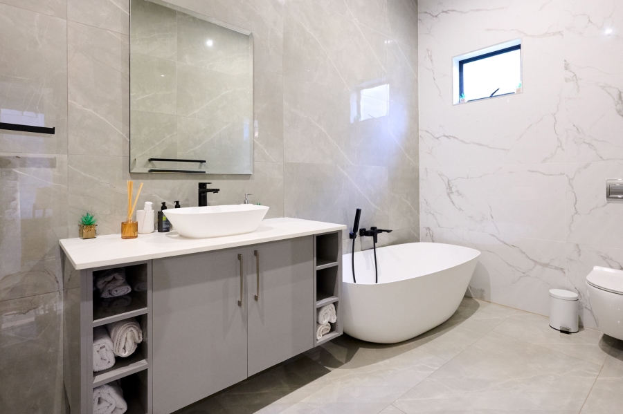 5 Bedroom Property for Sale in Waterfall Country Estate Gauteng