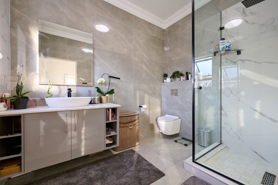 5 Bedroom Property for Sale in Waterfall Country Estate Gauteng