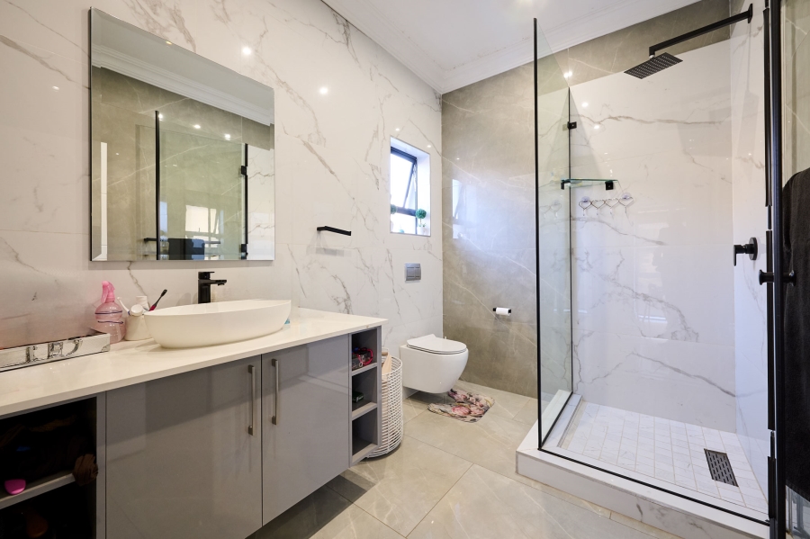 5 Bedroom Property for Sale in Waterfall Country Estate Gauteng