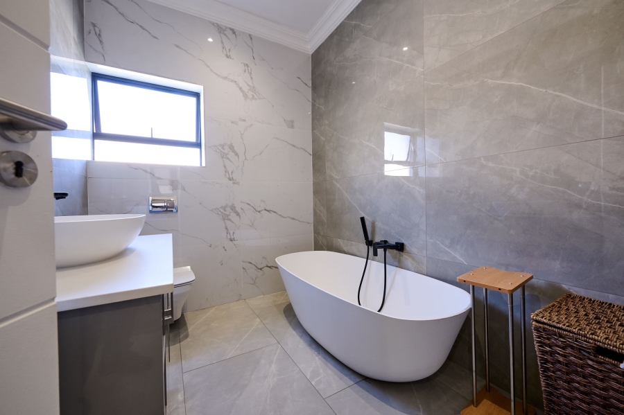 5 Bedroom Property for Sale in Waterfall Country Estate Gauteng