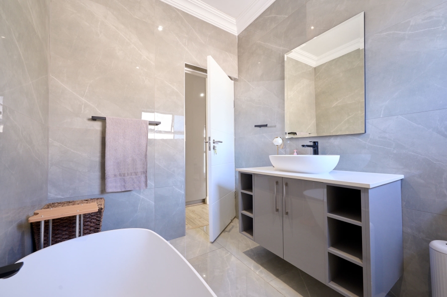 5 Bedroom Property for Sale in Waterfall Country Estate Gauteng