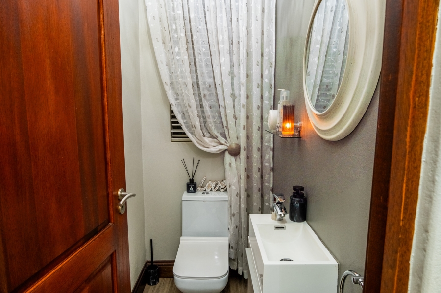 5 Bedroom Property for Sale in Homes Haven Gauteng