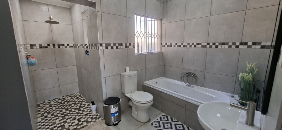 4 Bedroom Property for Sale in Rant En Dal Gauteng