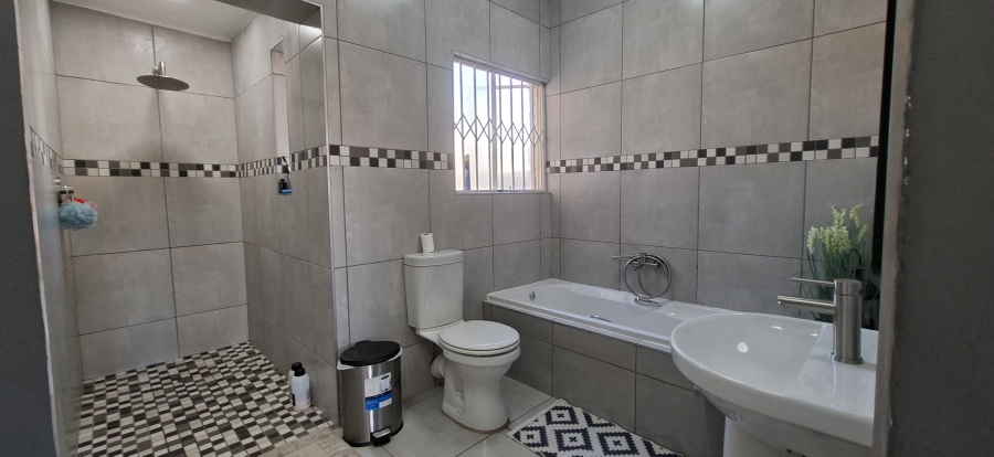 4 Bedroom Property for Sale in Rant En Dal Gauteng