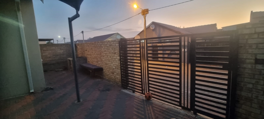 2 Bedroom Property for Sale in Fleurhof Gauteng